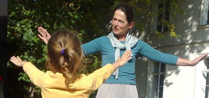 Die Qi Gong Lehrerin Brigitte Ovaska gibt in Berlin Zehlendorf und Wannsee Qi-Gong Unterricht in Kurse für Gruppen sowie Einzelstunden.